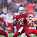 FootballR - NFL - Der Quarterback der Arizona Cardinals, Colt McCoy, wirft den Ball während eines Spiels. Die Cardinals sind nicht bereit, einen Start-QB zu benennen, und McCoy gefeuert haben.