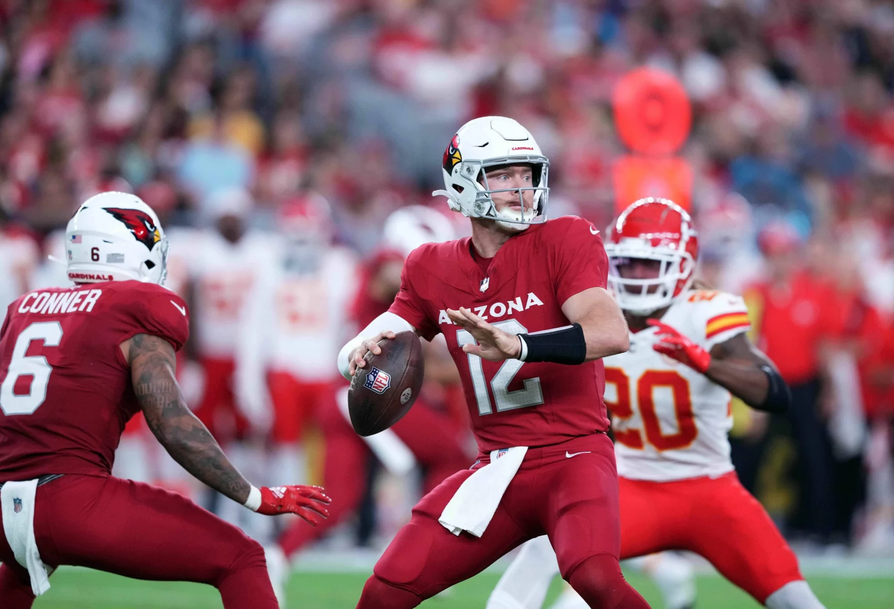 FootballR - NFL - Der Quarterback der Arizona Cardinals, Colt McCoy, wirft den Ball während eines Spiels. Die Cardinals sind nicht bereit, einen Start-QB zu benennen, und McCoy gefeuert haben.