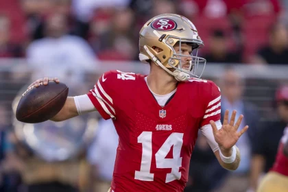 FootballR - NFL - Ein Footballspieler der San Francisco 49ers, Sam Darnold, wirft den Ball.