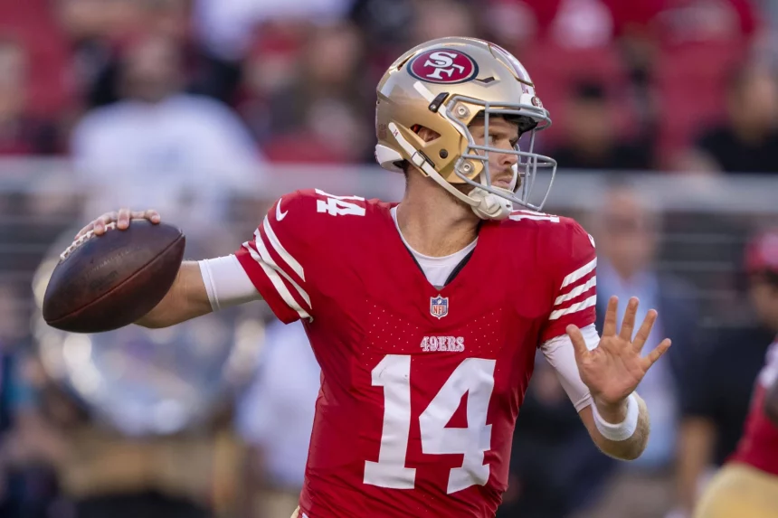 FootballR - NFL - Ein Footballspieler der San Francisco 49ers, Sam Darnold, wirft den Ball.