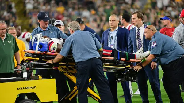NFL, American Football Herren, USA Preseason-New England Patriots at Green Bay Packers Aug 19, 2023 Green Bay, Wisconsin, USA New England Patriots defensive back Isaiah Bolden 7 is taken off the field on a stretcher in the fourth quarter during game against the Green Bay Packers at Lambeau Field. Green Bay Lambeau Field Wisconsin USA, EDITORIAL USE ONLY PUBLICATIONxINxGERxSUIxAUTxONLY Copyright: xBennyxSieux 20230819_sjb_bs5_201