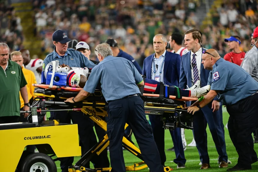 NFL, American Football Herren, USA Preseason-New England Patriots at Green Bay Packers Aug 19, 2023 Green Bay, Wisconsin, USA New England Patriots defensive back Isaiah Bolden 7 is taken off the field on a stretcher in the fourth quarter during game against the Green Bay Packers at Lambeau Field. Green Bay Lambeau Field Wisconsin USA, EDITORIAL USE ONLY PUBLICATIONxINxGERxSUIxAUTxONLY Copyright: xBennyxSieux 20230819_sjb_bs5_201