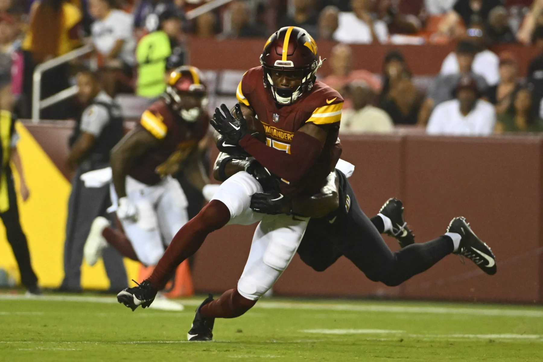 NFL, American Football Herren, USA Preseason-Baltimore Ravens at Washington Commanders Aug 21, 2023 Landover, Maryland, USA Washington Commanders wide receiver Terry McLaurin 17 runs after a catch during the first half at FedExField. Landover FedExField Maryland USA, EDITORIAL USE ONLY PUBLICATIONxINxGERxSUIxAUTxONLY Copyright: xBradxMillsx 20230821_dbm_au3_021