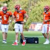 FootballR - NFL Untersuchung - Der Quarterback der Cincinnati Bengals, Joe Burrow, steht auf dem Feld.