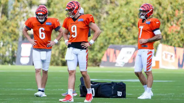 FootballR - NFL Untersuchung - Der Quarterback der Cincinnati Bengals, Joe Burrow, steht auf dem Feld.