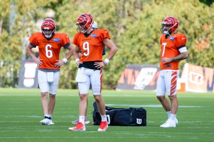 FootballR - NFL Untersuchung - Der Quarterback der Cincinnati Bengals, Joe Burrow, steht auf dem Feld.