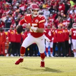 FootballR - NFL - Ein Football-Spieler der Kansas Chiefs, Patrick Mahomes, läuft mit dem Ball während des NFL-Saisonstarts 2023 für eine aufregende Darbietung von Stars und Spektakel.