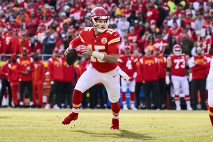 FootballR - NFL - Ein Football-Spieler der Kansas Chiefs, Patrick Mahomes, läuft mit dem Ball während des NFL-Saisonstarts 2023 für eine aufregende Darbietung von Stars und Spektakel.