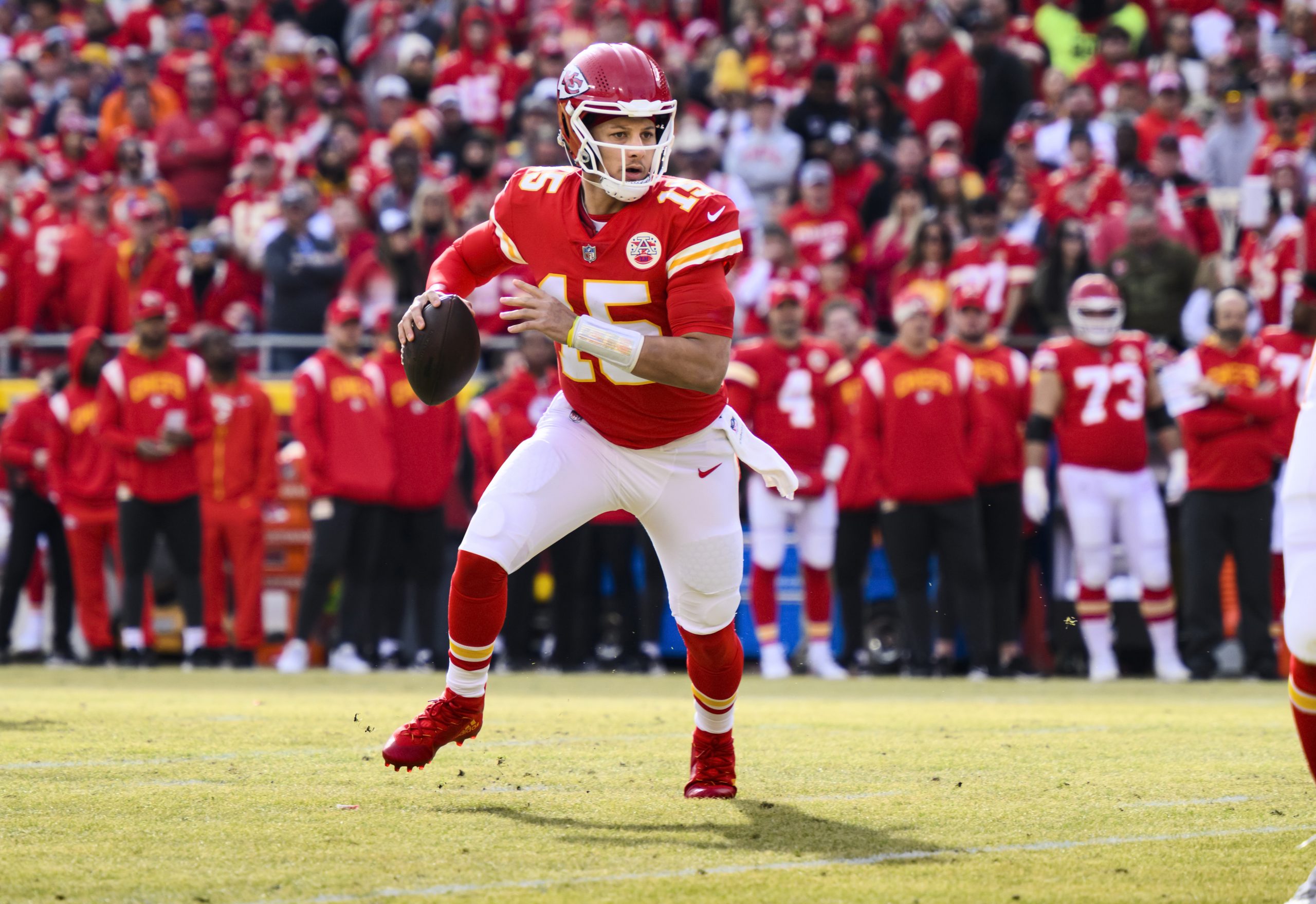 FootballR - NFL - Ein Football-Spieler der Kansas Chiefs, Patrick Mahomes, läuft mit dem Ball während des NFL-Saisonstarts 2023 für eine aufregende Darbietung von Stars und Spektakel.