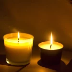 FootballR - NFL - Zwei Kerzen brennen in einem dunklen Raum.