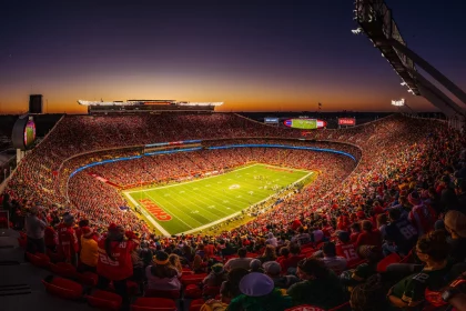 FootballR - NFL - Stadion der Kansas City Chiefs, NFL-Eröffnung, Abenddämmerung.