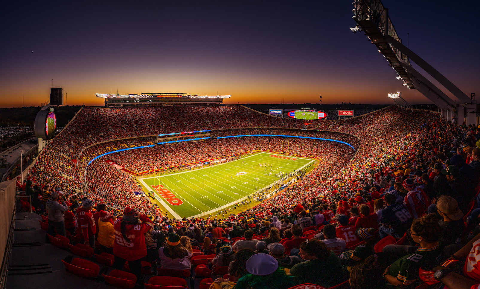 FootballR - NFL - Stadion der Kansas City Chiefs, NFL-Eröffnung, Abenddämmerung.