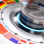 FootballR - NFL - Eine Person drückt einen Knopf mit Flaggen darauf, um die Bedeutung professioneller Übersetzungen in der globalen Kommunikation zu symbolisieren.