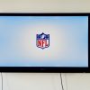 FootballR - NFL - Ein Fernseher mit dem NFL-Logo zum Ansehen der NFL-Saison 2023.
