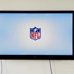 FootballR - NFL - Ein Fernseher mit dem NFL-Logo zum Ansehen der NFL-Saison 2023.
