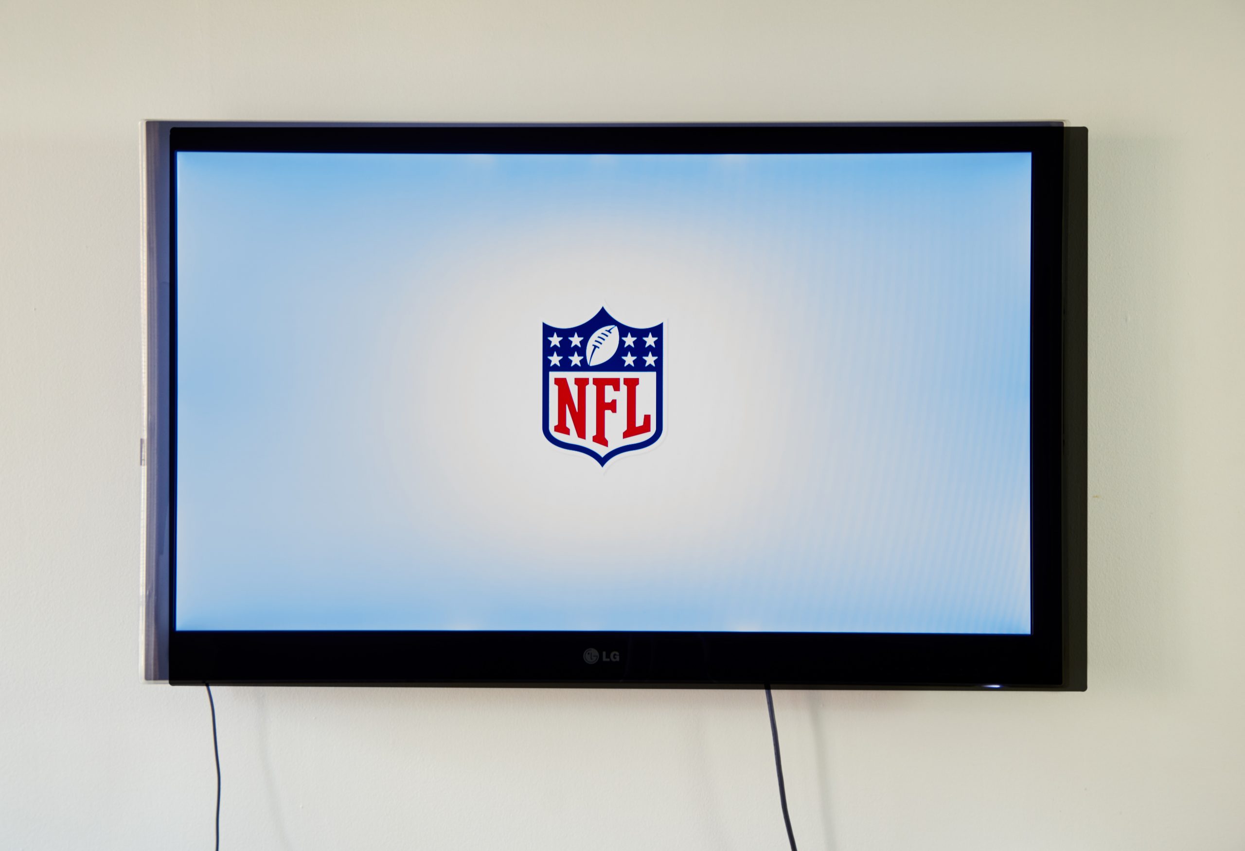 FootballR - NFL - Ein Fernseher mit dem NFL-Logo zum Ansehen der NFL-Saison 2023.