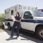 FootballR - NFL - Eine Frau in der Nähe eines Krankenwagens.