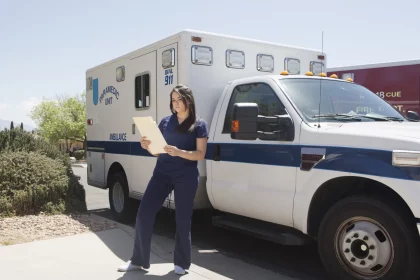 FootballR - NFL - Eine Frau in der Nähe eines Krankenwagens.