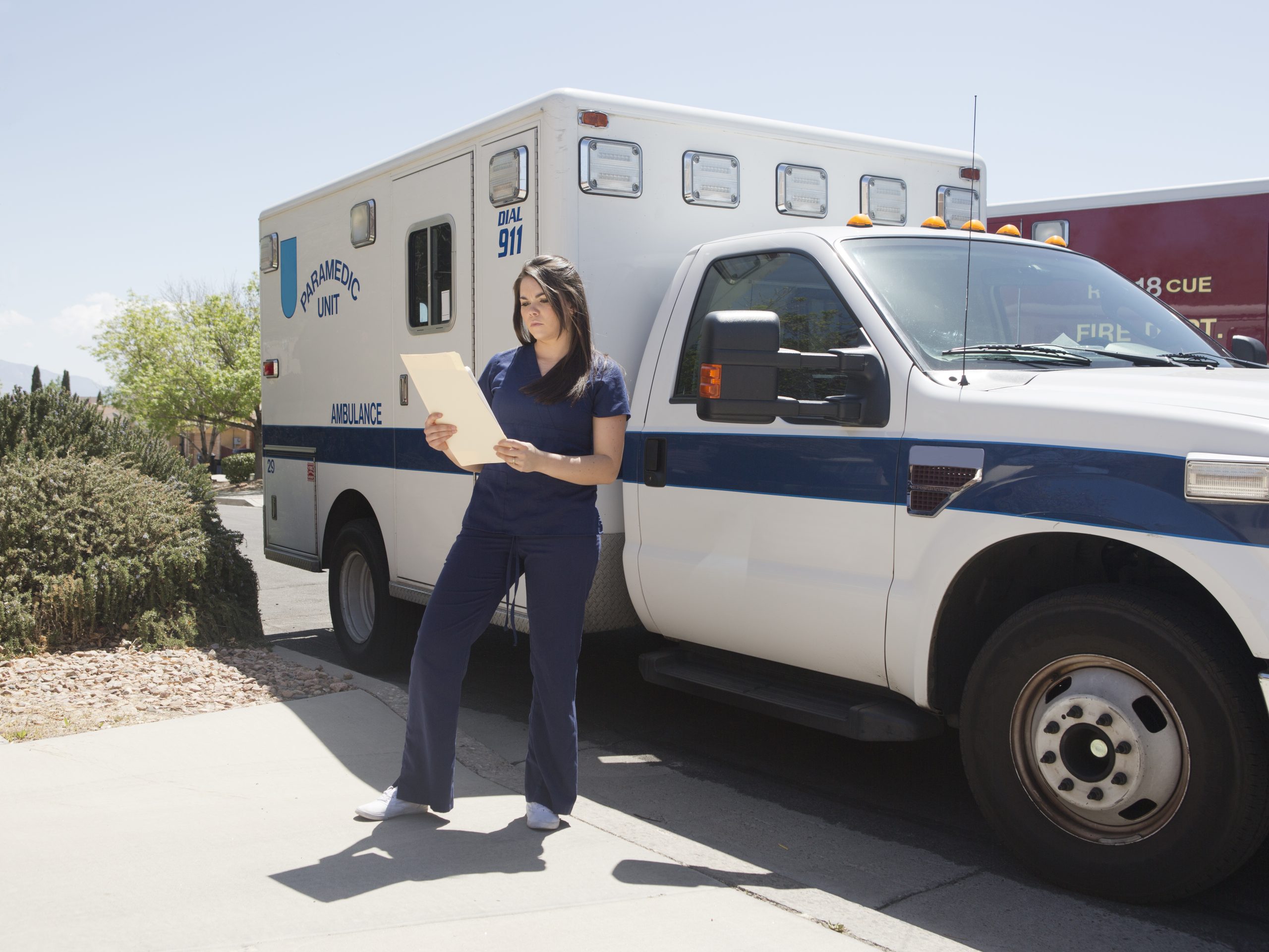 FootballR - NFL - Eine Frau in der Nähe eines Krankenwagens.