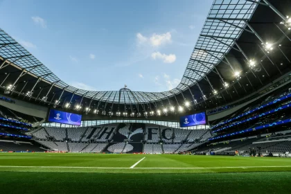 FootballR - NFL - Das Tottenham Hotspur-Stadion, „Heimat der NFL“ im Vereinigten Königreich, präsentiert sein Inneres.