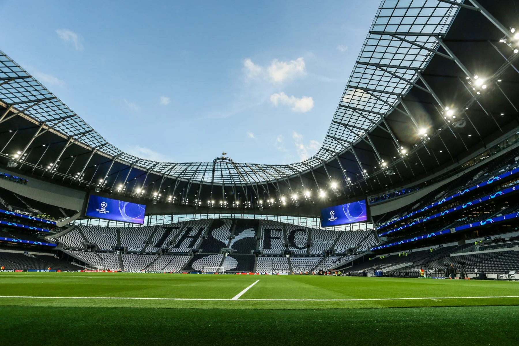 FootballR - NFL - Das Tottenham Hotspur-Stadion, „Heimat der NFL“ im Vereinigten Königreich, präsentiert sein Inneres.