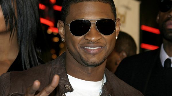FootballR - NFL - Der Mann (Usher) trägt bei der Halbzeit des Super Bowl LVIII eine Sonnenbrille.