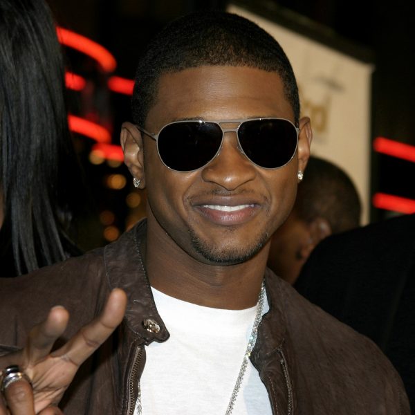 FootballR - NFL - Der Mann (Usher) trägt bei der Halbzeit des Super Bowl LVIII eine Sonnenbrille.