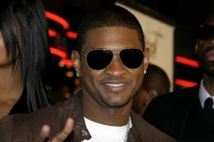 FootballR - NFL - Der Mann (Usher) trägt bei der Halbzeit des Super Bowl LVIII eine Sonnenbrille.