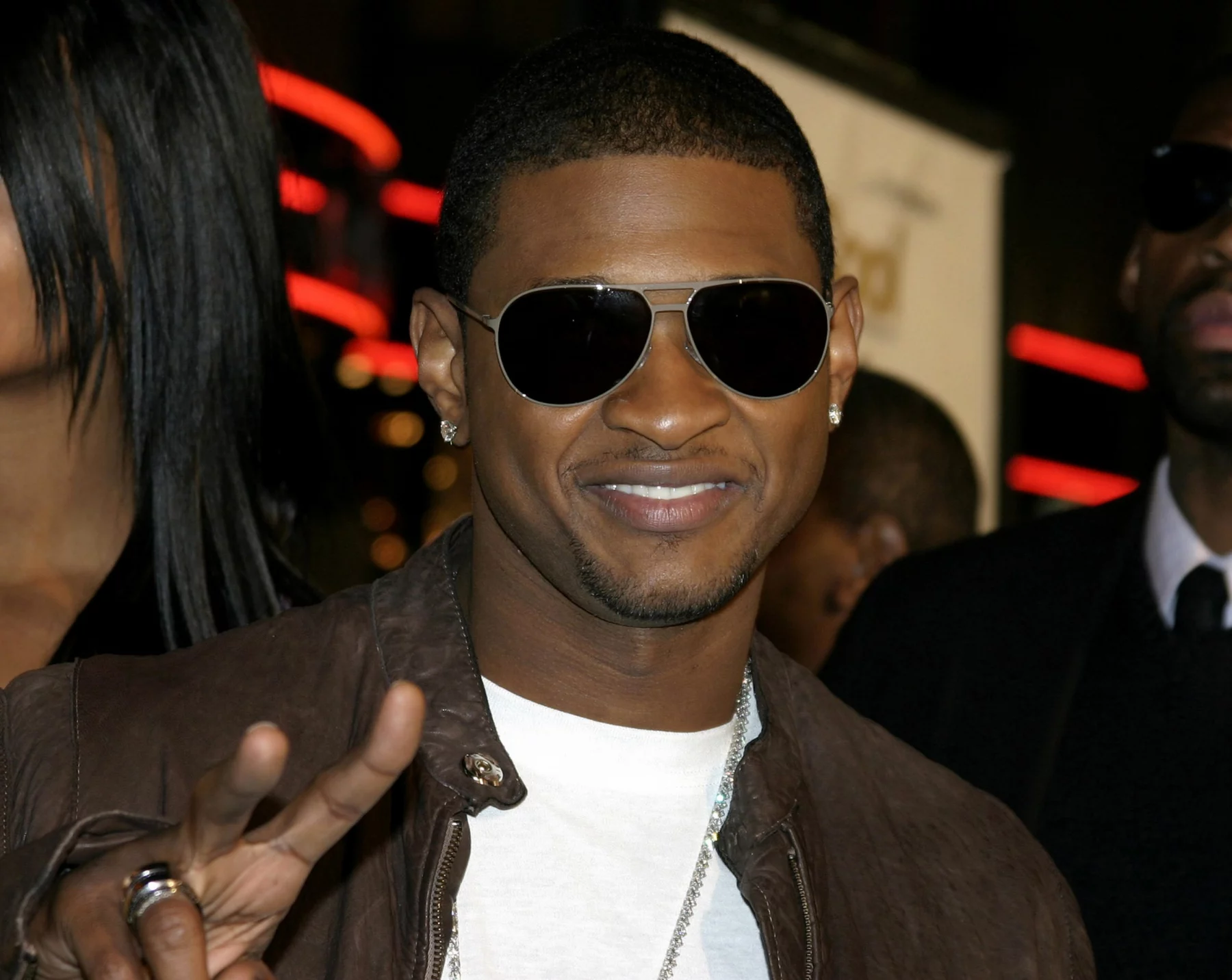 FootballR - NFL - Der Mann (Usher) trägt bei der Halbzeit des Super Bowl LVIII eine Sonnenbrille.