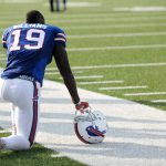 FootballR - NFL - Buffalo Bills-Footballspieler, kniend.