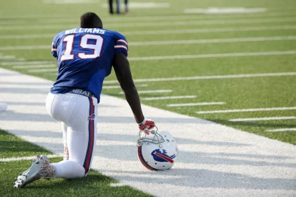 FootballR - NFL - Buffalo Bills-Footballspieler, kniend.