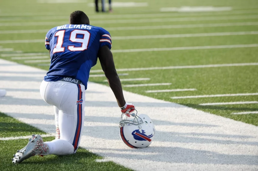 FootballR - NFL - Buffalo Bills-Footballspieler, kniend.
