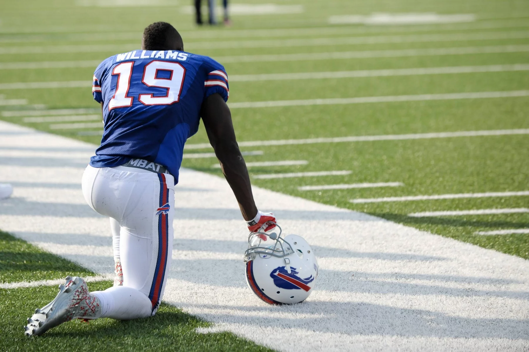 FootballR - NFL - Buffalo Bills-Footballspieler, kniend.