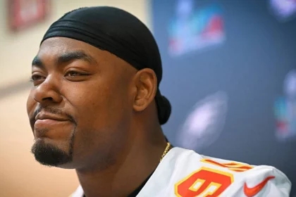 FootballR - NFL - Ein Spieler der Kansas City Chiefs, Chris Jones, trägt einen Turban.