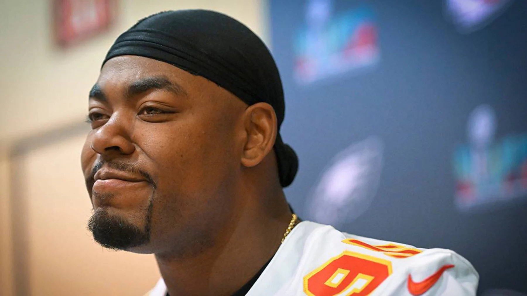 FootballR - NFL - Ein Spieler der Kansas City Chiefs, Chris Jones, trägt einen Turban.