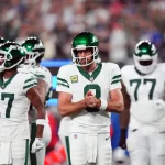 FootballR - NFL - Schlüsselwörter: New York Jets, Feld.

Geänderte Beschreibung: Die New York Jets sind während eines Spiels auf dem Spielfeld.