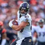 FootballR - NFL - Mark Andrews, ein Spieler der Baltimore Ravens, läuft mit dem Ball.