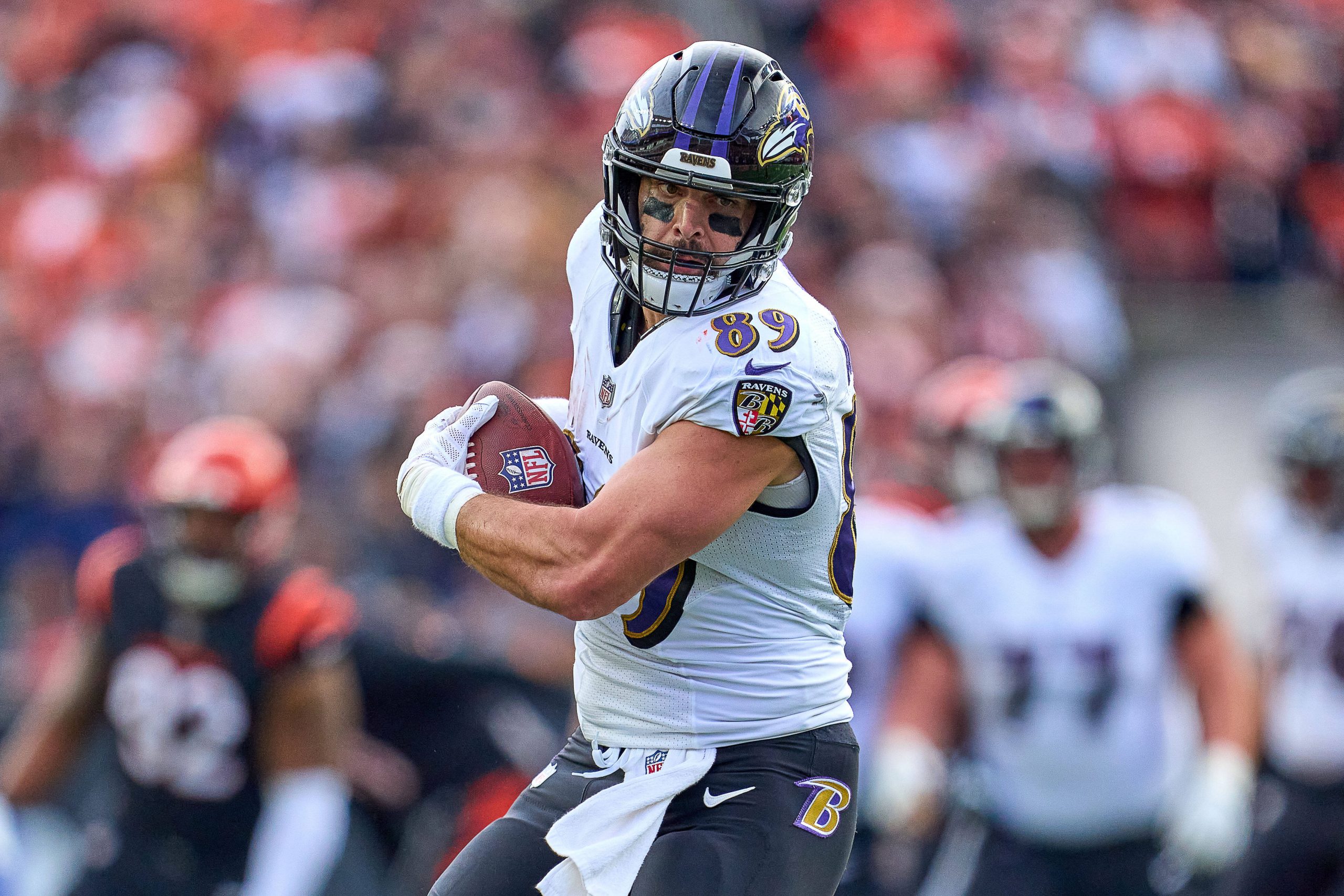FootballR - NFL - Mark Andrews, ein Spieler der Baltimore Ravens, läuft mit dem Ball.