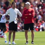 FootballR - NFL - Zwei Männer auf einem Feld. general manager John Lynch und head coach Kyle Shanahan