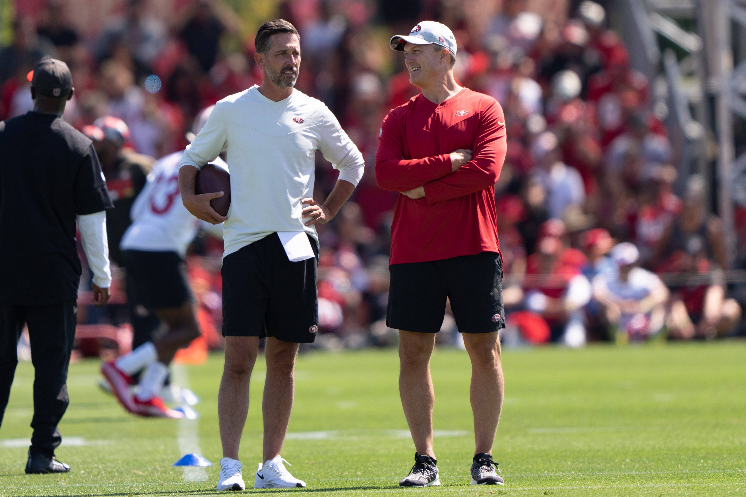 FootballR - NFL - Zwei Männer auf einem Feld. general manager John Lynch und head coach Kyle Shanahan