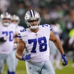 FootballR - NFL - Terence Steele, ein Footballspieler der Dallas Cowboys, läuft auf dem Feld.