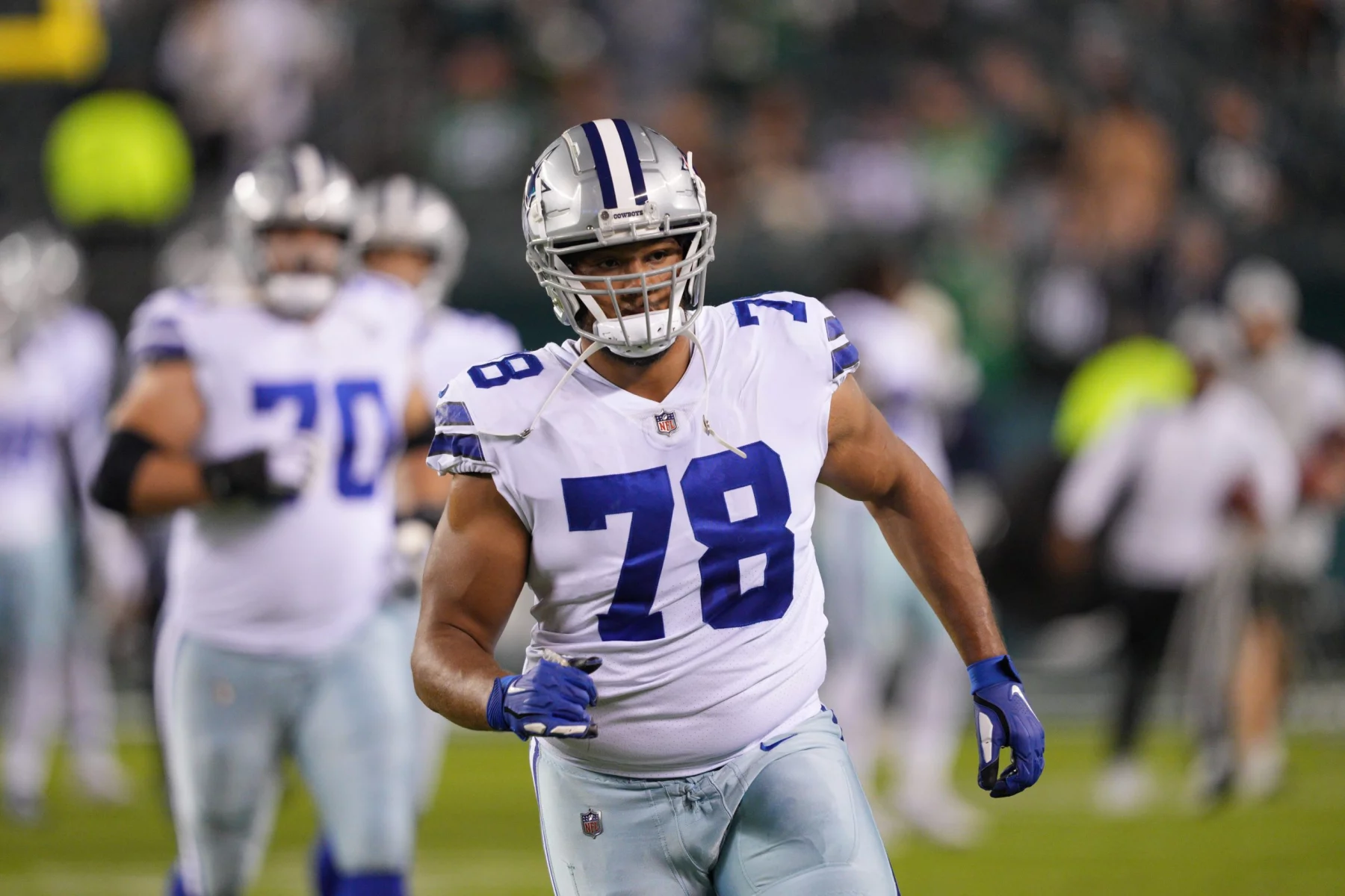 FootballR - NFL - Terence Steele, ein Footballspieler der Dallas Cowboys, läuft auf dem Feld.