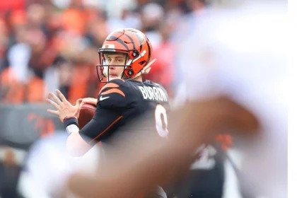 FootballR - NFL Playoff Picture - Joe Burrow ist der Quarterback der Cincinnati Bengals. Geändert: Joe Burrow ist Quarterback der Cincinnati Bengals.