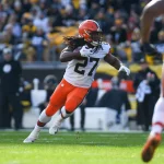 FootballR - NFL - Ein Spieler der Cleveland Browns, Kareem Hunt, läuft mit dem Ball.