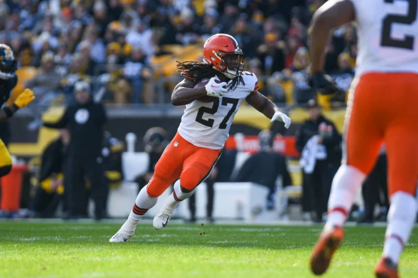 FootballR - NFL - Ein Spieler der Cleveland Browns, Kareem Hunt, läuft mit dem Ball.