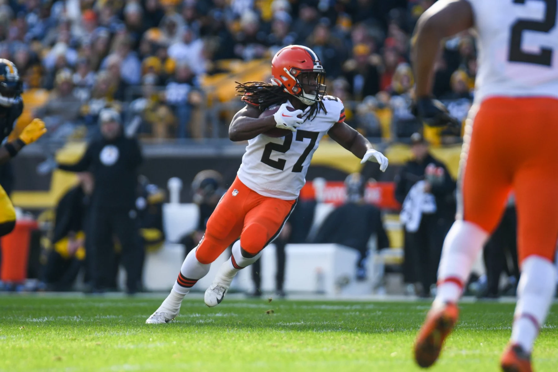 FootballR - NFL - Ein Spieler der Cleveland Browns, Kareem Hunt, läuft mit dem Ball.