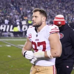 FootballR - NFL - Nick Bosa, ein Footballspieler der San Francisco 49ers, steht auf dem Spielfeld.
