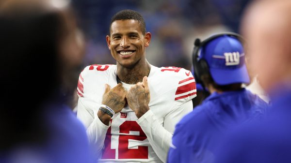 FootballR - NFL - Der Spieler der New York Giants, Darren Waller, lächelt während eines Spiels.