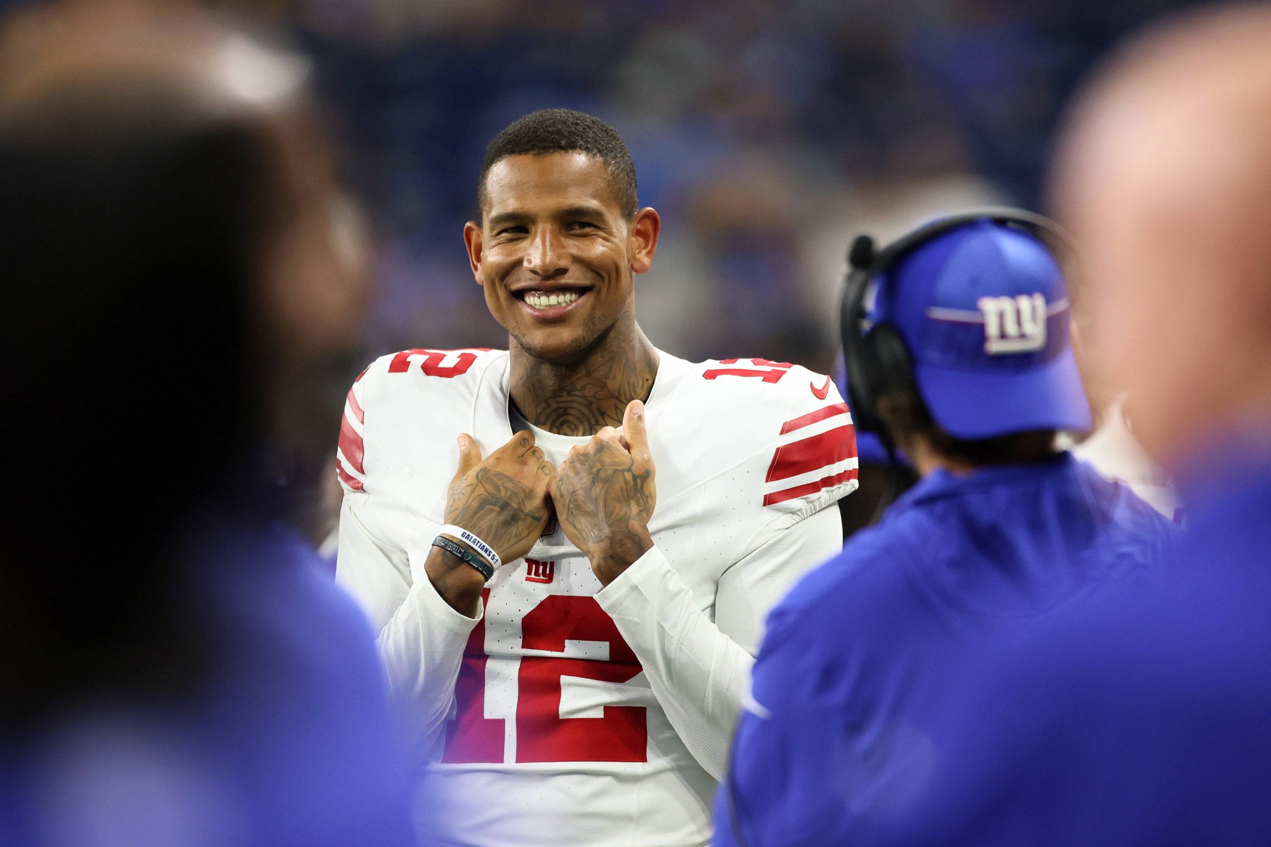 FootballR - NFL - Der Spieler der New York Giants, Darren Waller, lächelt während eines Spiels.