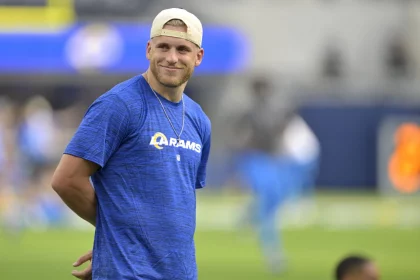 FootballR - NFL - Ein Mann in einem blauen Hemd (Cooper Kupp) steht auf einem Fitnessfeld.